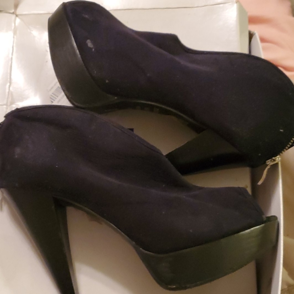 Open toe shoes